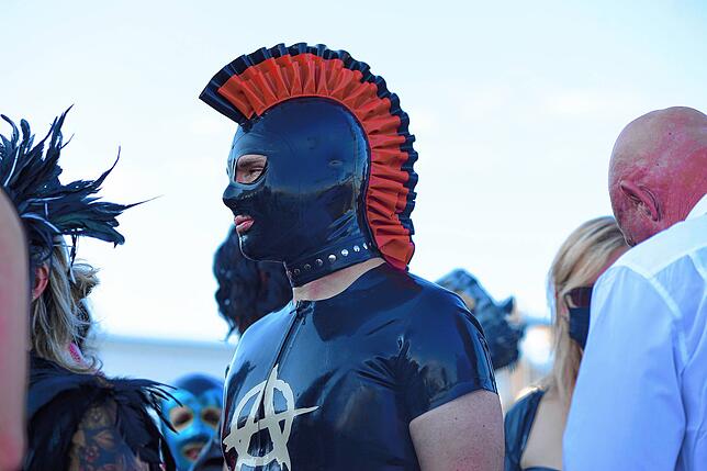 Bei diesem Punklook ist selbst der Iro aus Latex.