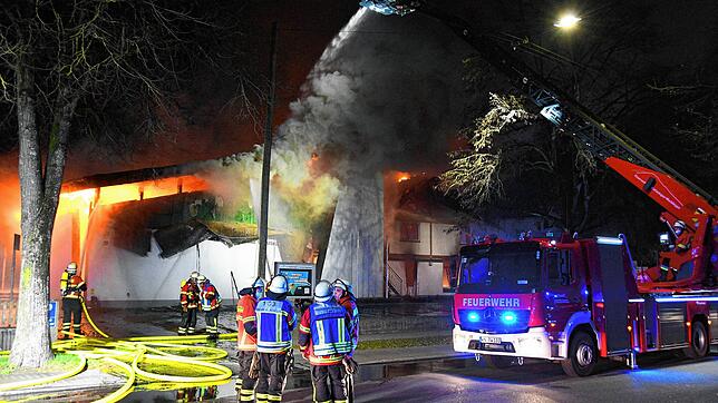 Die Friedenskirche in der Rielasinger Straße wurde in der Nacht zum Montag ein Raub der Flammen.