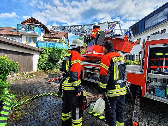 Die enge Bebauung in dem Wohnquartier machte den Einsatz der Wehrleute kompliziert.