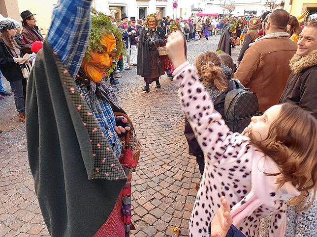 Bild 19: So bunt ist der Umzug beim großen Narrentreffen in Tiengen