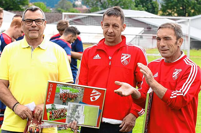 Überall gern gesehen: Nach erfolgreicher Tätigkeit bei der Spvgg. Wutöschingen wurde Holger Kostenbader von Uwe Deckert (links) und ...