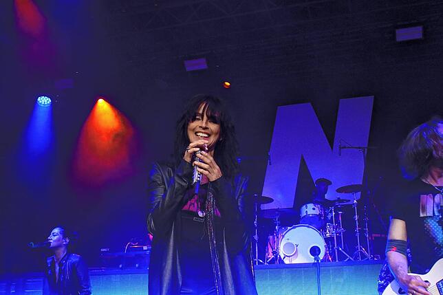 Bild 8: 3000 Fans feiern Nena in Meersburg