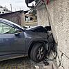 Ein 15-Jähriger hat am Samstag in Umikon ein Auto gegen eine Hauswand gefahren.