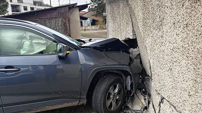 Ein 15-Jähriger hat am Samstag in Umikon ein Auto gegen eine Hauswand gefahren.