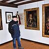 Restaurator Peter Pfaff vom Kulturförderverein überwacht die Raumtemperatur in der Gemäldegalerie.