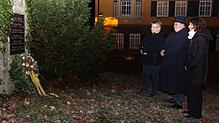 Oberbürgermeisterin Dorothee Eisenlohr (rechts) legt zusammen mit Udo Neudeck (Mitte) und Mirko Witkowski einen Kranz am Gedenkstein für ...