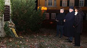 Oberbürgermeisterin Dorothee Eisenlohr (rechts) legt zusammen mit Udo Neudeck (Mitte) und Mirko Witkowski einen Kranz am Gedenkstein für ...