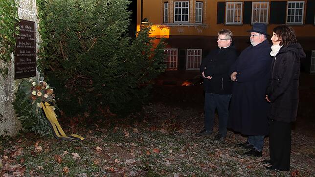 Oberbürgermeisterin Dorothee Eisenlohr (rechts) legt zusammen mit Udo Neudeck (Mitte) und Mirko Witkowski einen Kranz am Gedenkstein für ...