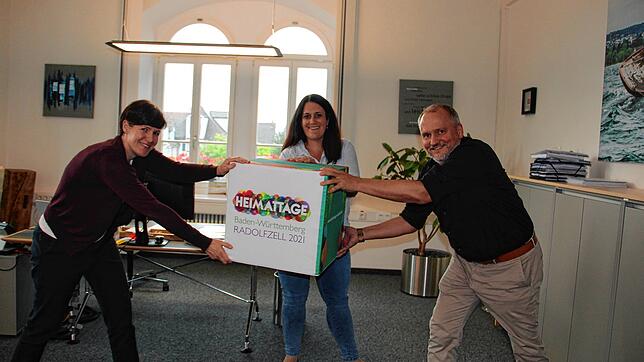 Freuen sich trotz Corona auf die Heimattage 2021 in Radolfzell: (von links) Nina Hanstein, Geschäftsführerin der Tourismus- und ...