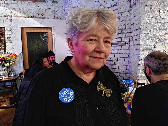 Sie muss derzeit Abstand halten: Doris Horvath als &bdquo;Oma vom Dienst&ldquo;.