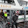 Pendler verlassen die &bdquo;Seegold&ldquo;-Fähre am Anleger in Überlingen.