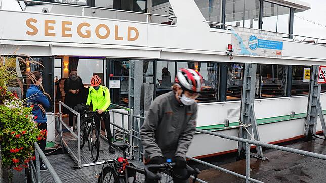 Pendler verlassen die &bdquo;Seegold&ldquo;-Fähre am Anleger in Überlingen.
