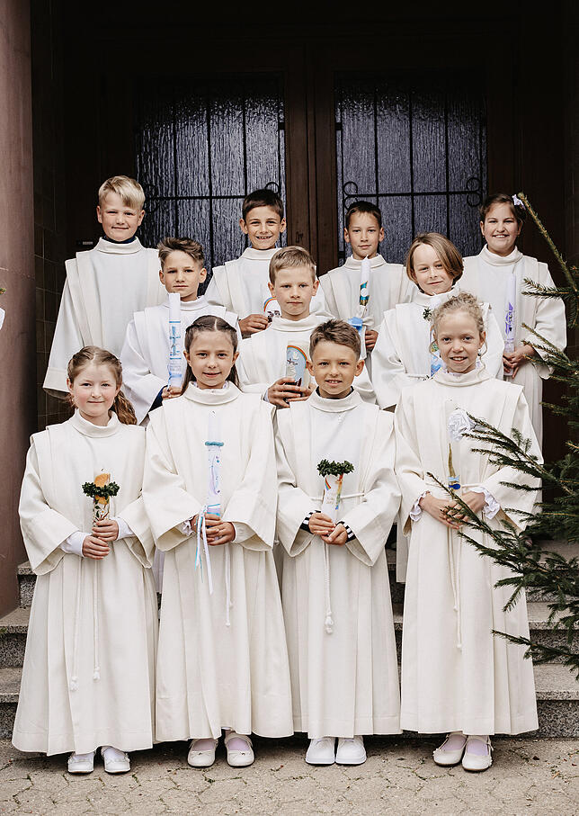 In der Pfarrkirche St. Georg in Unadingen feiern Kinder ihre Erstkommunion. Vorne von links: Rebecca Kramer, Johanna Dinger, Matti Walz, ...