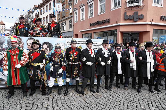 Bild 1: Schlussappell der Katzenmusik am Latschariplatz