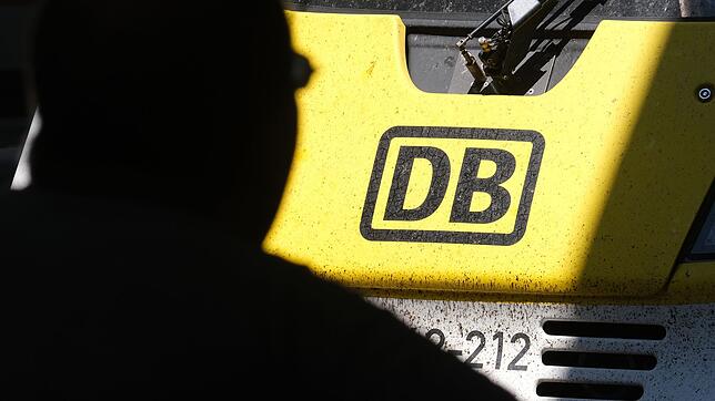 Fahrgäste müssen im Südwesten auf einigen Bahnstrecken mit Einschränkungen rechnen. (Foto-Illustration)