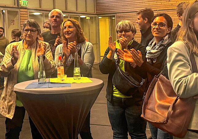 Applaus für Fabian Prause: Die Dogener feiern mit ihrem Bürgermeister die gelungene Wahl.