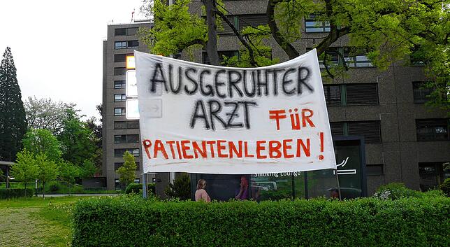 Das Plakat kündet davon, dass es den Ärzten nicht nur um die Gehaltserhöhung geht, sondern auch um erträglichere Arbeitsbedingungen.