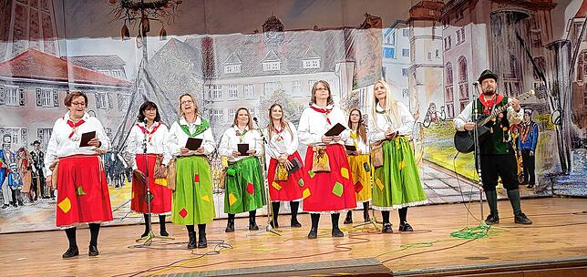 Der Chor der Heilsberg-Zuslen läutete mit seinem Lied, bei dem das Publikum aus voller Kehle mitsang, die Pause ein.