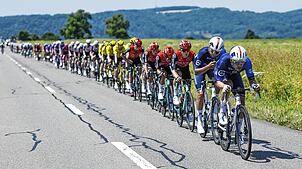 Das Peloton ist während der dritten Etappe unterwegs. Hier zwischen Aarau und Heiden. Am Wochenende geht es zum Rheinfall.