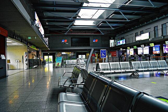 Wo normalerweise viele Reisende sitzen und auf ihren Flug warten, herrscht derzeit gähnende Leere.