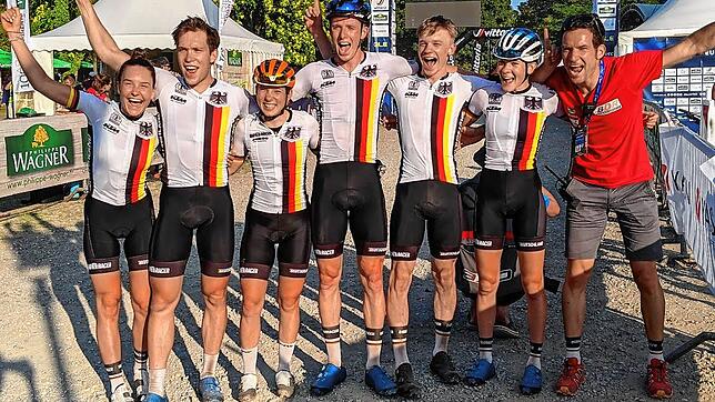 Bronze: Finja Lipp (links) und die deutsche Mixed-Staffel bejubeln ihren dritten Platz bei der Mountainbike-EM in Serbien.