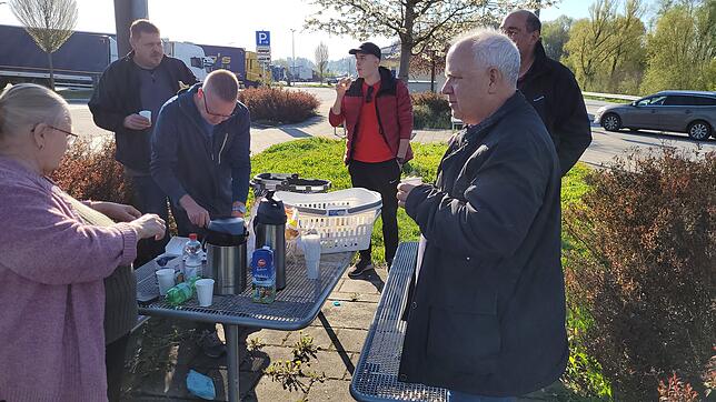 Notwendige Pausen: Die Fahrer bei einer Rast mit Kaffee, Broten und Süßigkeiten.