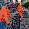 Stefan Mutter und Philipp Großhard vom Bauhof bringen den Fahrradständer auf dem Marktplatz in seine endgültige Position.