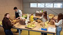 Lilith Bliesath, Tim Boscher, Lara Capitanio und Lina Musterle (von links) formen aus Ton verschiedene Tiere. Der Werkstattraum befindet ...