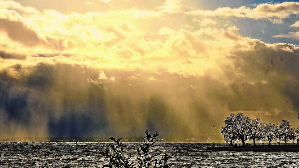 Surreale Lichtstimmungen über dem Bodensee bei Friedrichshafen.