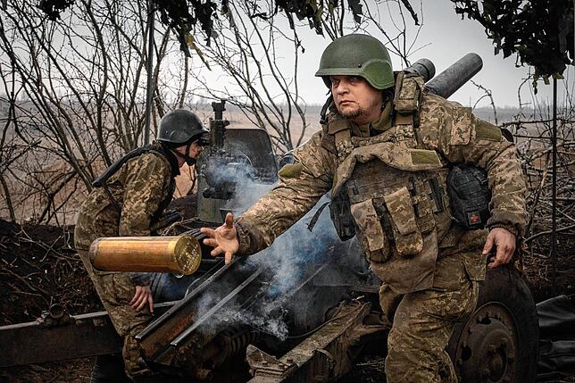 Sind geblieben: Ukrainische Soldaten feuern eine Haubitze M101 auf russische Stellungen an der Frontlinie bei Awdijiwka.