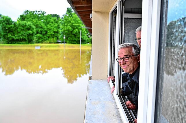 Kretschmann und Strobl schauen sich die vom Hochwasser betroffene Grundschule in Kehlen, einem Ortsteil von Meckenbeuren, an.