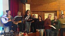 Austausch, Essen und Gesang: Die Hüsle-Singer aus St. Blasien begleiten den Begegnungstag im Pfarrheim in Görwihl musikalisch.
