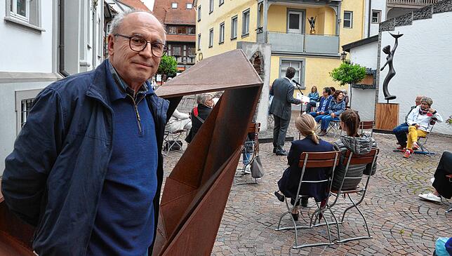 Reinhold Scherer vor einem seiner dynamischen Objekte.