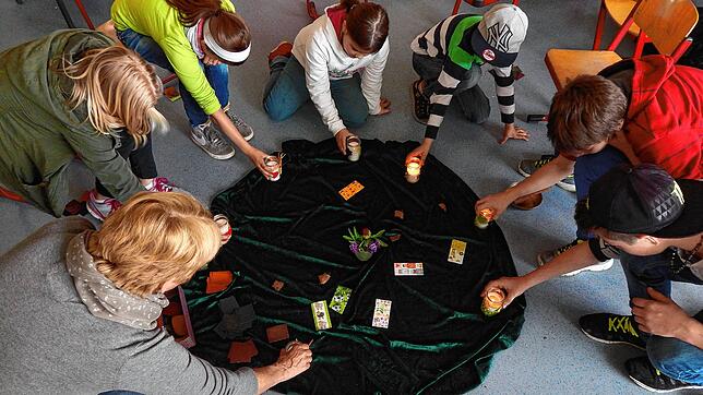 In einer Trauergruppe haben Kinder gemeinsam Kerzen gebastelt für die Menschen, die sie verloren haben. Solche Erinnerungsrituale und ...