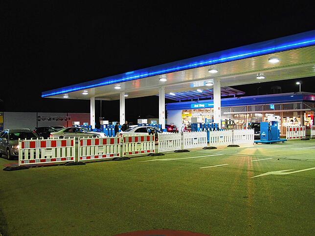 Auf dem Gelände der Araltankstelle hat die Stadt Absperrungen aufgestellt, um Ansammlungen zuverhindern. Die Aktion war offensichtlich ...