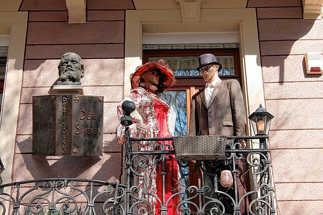 In diesem Haus wohnte der russische Schriftsteller Fjodor Dostojewski mit seiner Frau – die Büste links zeugt davon.