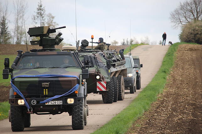 Bild 9: Sprengfallen, Medizinverkäufer und Bewaffnete in Aasen: Das erlebt die Bundeswehr bei ihrer Übung
