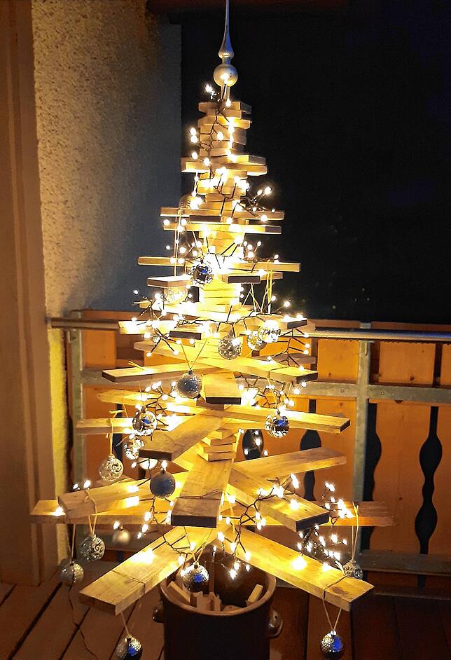 &bdquo;Dieser schöne Baum steht Jahr für Jahr auf unserem Balkon vor der Tür, dieses Jahr nicht so schön beleuchtet da wir eine Solar ...