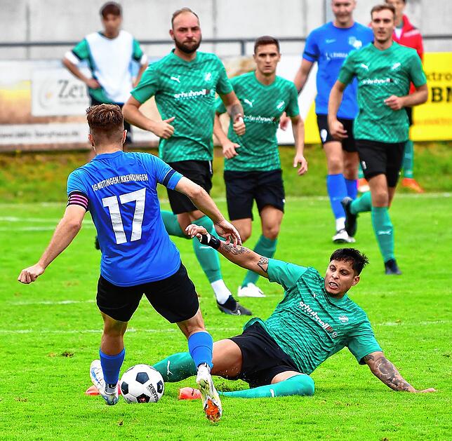 Glücklos: Ex-Futsalprofi Kevon Rengifo (am Boden gegen Julian Bächle) mühte sich beim 0:6 des FC Zell bei der SG Mettingen/Krenkingen ...