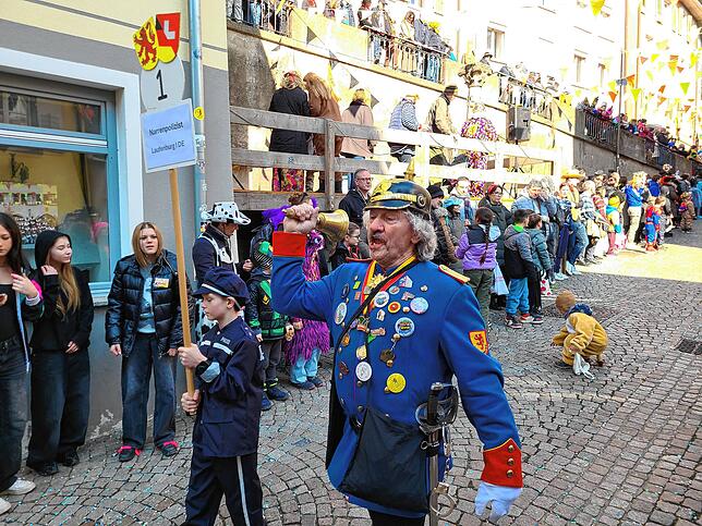 Bild 1: Fasnachtsumzug 2025: Narren erobern die Laufenburger Innenstadt