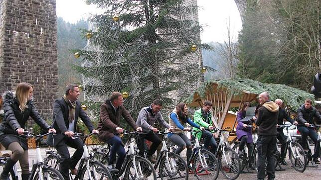Strampeln und dabei den Christbaum zum Leuchten bringen: Vor der Kulisse des Viadukts über die Ravennaschlacht findet an den vier ...