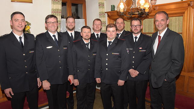Edin Muslic (Stellvertreter des Kreisbrandmeisters, links) und Bürgermeister Stefan Dorfmeister (rechts) ehrten Tobias Vogelbacher, ...
