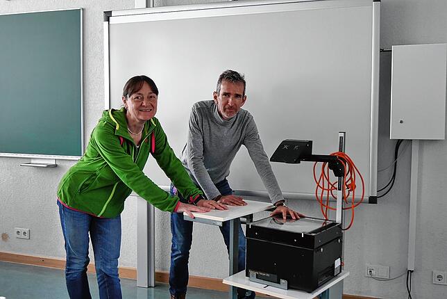 Den Overhead-Projektor können Annemarie Diener und Steffen Heyden getrost aus den Klassenzimmern schieben, sobald die neue Technik ...