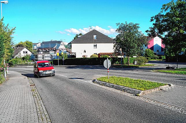 Beim Queren der Fahrbahn an der Verkehrsinsel ist Vorsicht angesagt. Wenn Autos von unten heranrasen, kann es knapp werden.