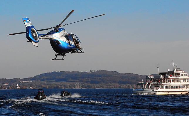 Der Hubschrauber im Anflug auf die &bdquo;München&ldquo;.