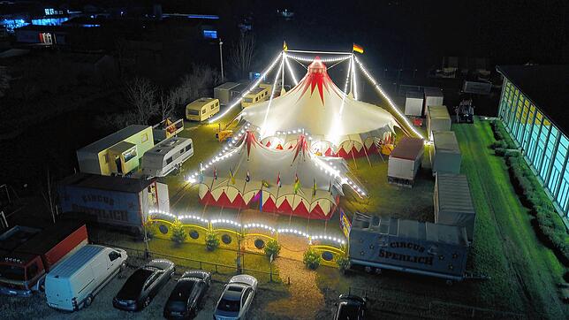 Der Mühlhofener Weihnachtscircus Jan Sperlich bei Nacht.