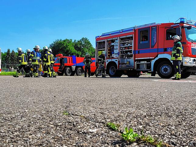 Bild 2: Passagierbus rammt Flugzeug: Einsatzkräfte trainieren am Flughafen den Ernstfall