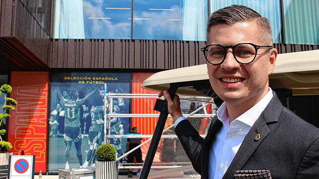 Die spanische Nationalmannschaft hat im Öschberghof Quartier bezogen. Für den General Manager des Hotels, Michael Artner, bedeutet das ...