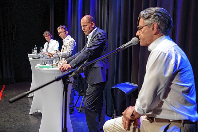 Auf der Bühne beim SÜDKURIER-Podium im Juni (von links): Kandidat Helmut Happe, Moderator und Redaktionsleiter Stephan Freißmann, ...