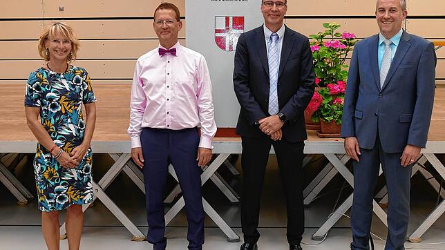 Schulamtsdirektorin Liane Schneider, Konrektor Jürgen Lebherz (von links) sowie Bürgermeister Maik Lehn (rechts) hießen den neuen Rektor ...